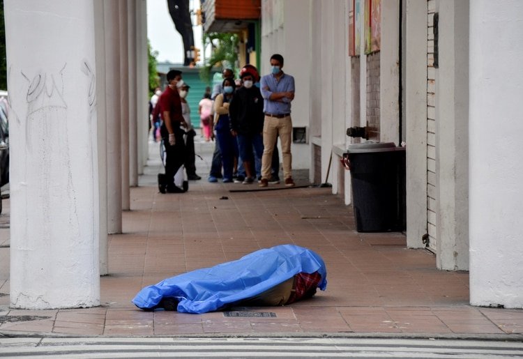 En Guayaquil los muertos comienzan a aparecer en las calles ante el colapso del sistema de salud para atender la gran cantidad de casos que ha dejado el coronavirus en la ciudad. 