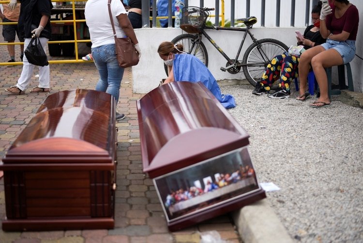 Personas esperan al nado de ataúdes afuera del Hospital General Guasmo Sur en Guayaquil, Ecuador, después de que se reportaran nuevas muertes por coronavirus. 