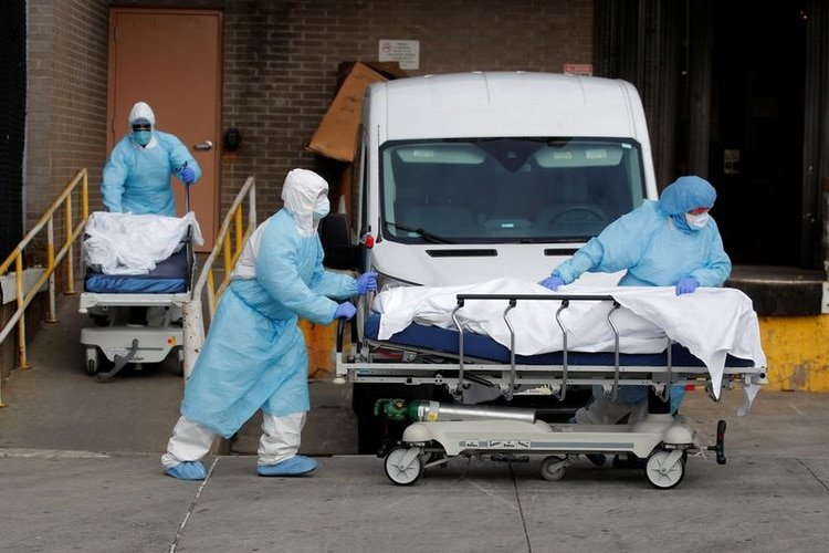 Trabajadores sanitarios mueven cuerpos de personas fallecidas del Centro Médico Wyckoff Heights durante el brote de coronavirus (COVID-19) en Nueva York. 2 de abr 2020. REUTERS/Brendan Mcdermid