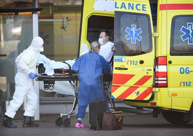 Trabajadores de la salud holandeses trasladan a un paciente del hospital de Bernhoven, mientras la propagación del coronavirus continúa, en Uden, Holanda, el 25 de marzo de 2020 (REUTERS/Piroschka van de Wouw/Archivo Foto)