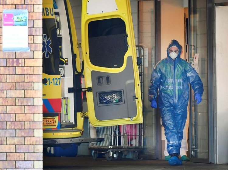 Un trabajador de la salud en Holanda durante la admisión de un paciente en un hospital, en Uden, el 25 de Marzo (REUTERS/Piroschka van de Wouw/)