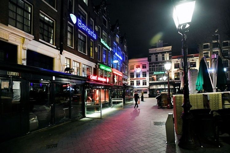 Pubs y bares en Leidseplein, Ámsterdam, el de 15 marzo (REUTERS/Piroschka van de Wouw/)
