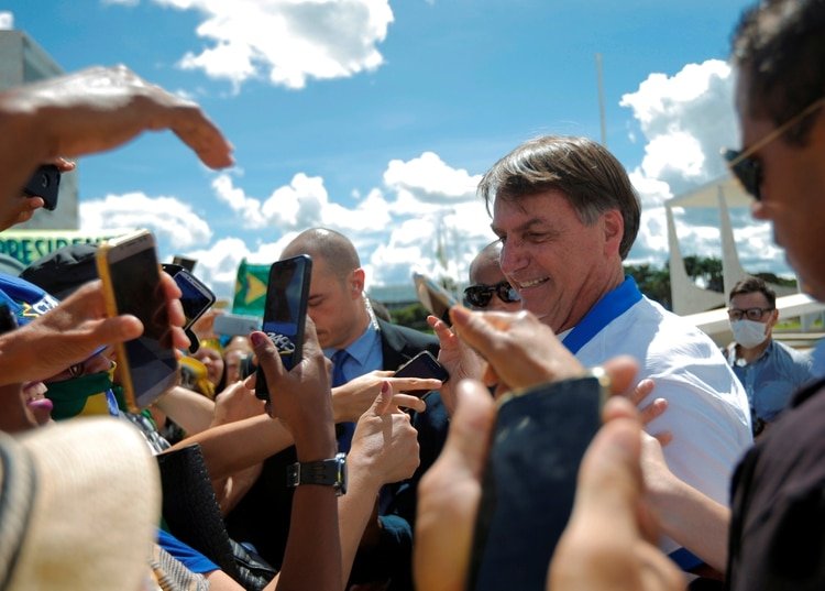 El presidente de Brasil, Jair Bolsonaro, se reúne con sus partidarios durante una protesta contra el Congreso y la Corte Suprema de Brasil, el 15 de marzo de 2020. (REUTERS/Adriano Machado)