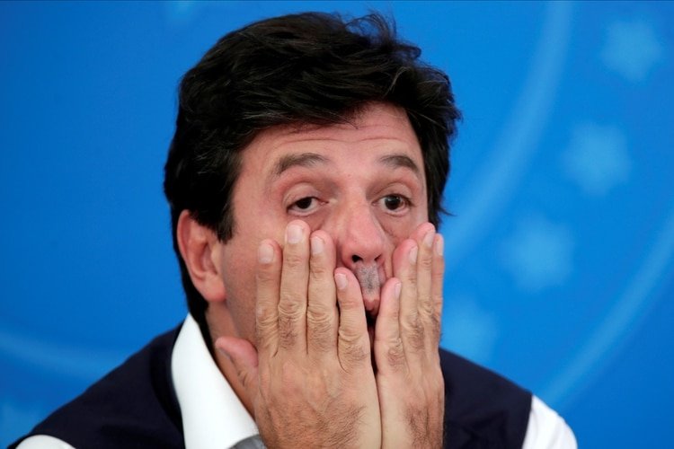 El Ministro de Salud de Brasil, Luiz Henrique Mandetta, se toma el rostro durante una conferencia de prensa en Brasilia, Brasil, el 31 de marzo de 2020. (REUTERS/Ueslei Marcelino)
