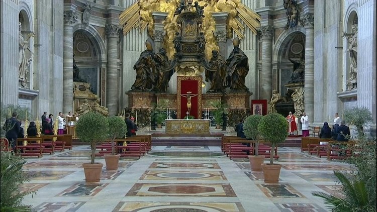 El papa Francisco ofició la misa de Domingo de Ramos, que marca la entrada de la Semana Santa, en una basílica de San Pedro desierta debido a la pandemia de coronavirus.