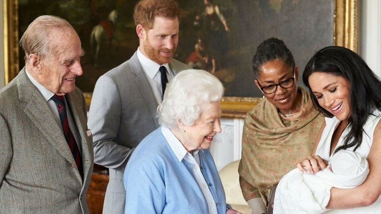 Archie Harrison Mountbatten-Windsor con sus padres, la reina Isabel II, Felipe de Edimburgo, Carlos de Inglaterra y la madre de Meghan Markle