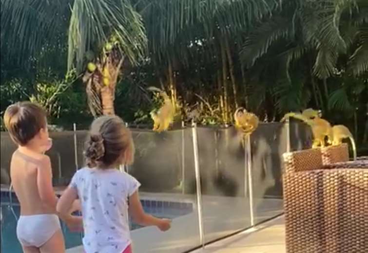 Dos niños del Urubó quedaron fascinados con la visita de estos capuchinos