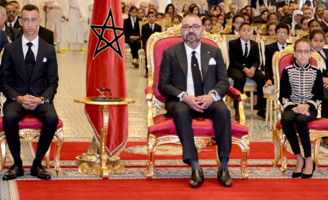El Rey Mohammed VI, junto al príncipe Moulay El Hassan (izquierda) y la princesa Lalla Khadija (derecha), en septiembre de 2018 en Rabat.