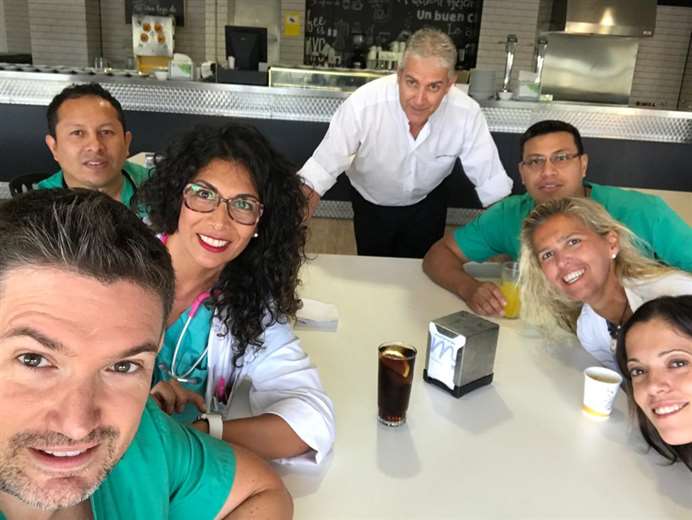 Fernanda Alcocer (Segunda de la iazquierda) junto a sus excolegas de trabajo en España