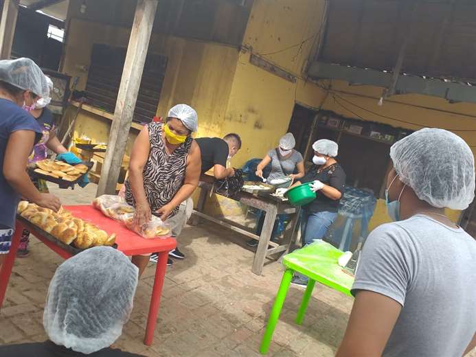 Vecinas solidarias del barrio Ferbo mientras elaboran los panes para entregar gratuitamente