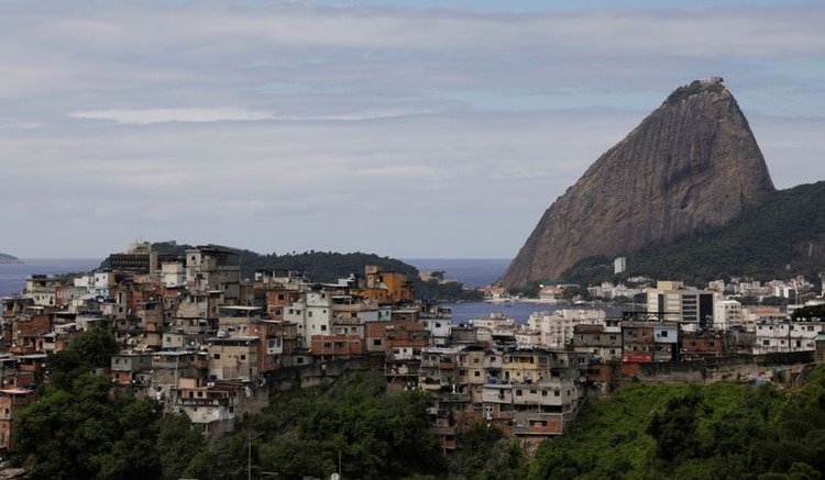 Una vista general de la favela de Santo Amaro durante el brote de coronavirus en Rio de Janeiro. Brasil, 24 de marzo 2020. REUTERS/Ricardo Moraes
