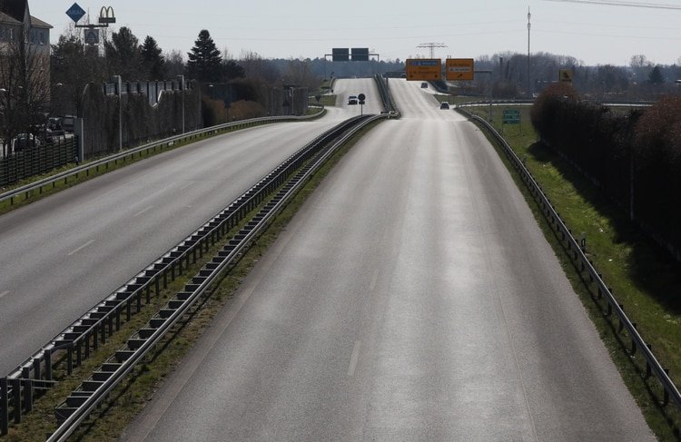 Vista general de una carretera casi vacía en Mahlow, mientras continúa la propagación de la enfermedad por coronavirus (COVID-19), en las afueras de Berlín, Alemania (Reuters)