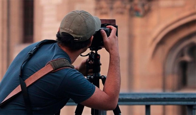 El curso está dirigido a principiantes y profesionales en fotografía. (Captura: El Universo)