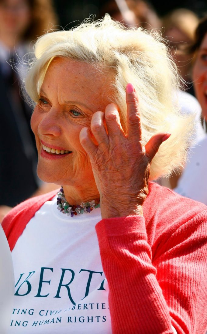 Murió Honor Blackman, la legendaria Pussy Galore de James Bond (AFP)