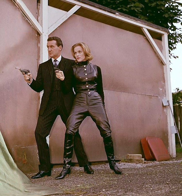 Honor Blackman se hizo conocida por su icónico papel de Cathy Gale en la serie “Los Vengadores”