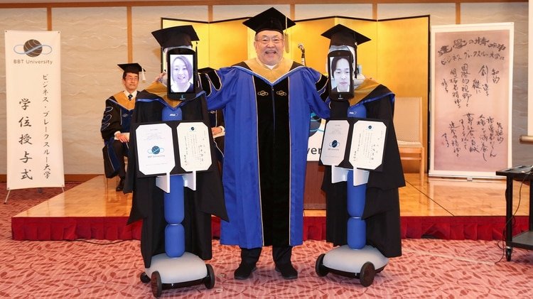 los robots “Newme” de ANA Group, que están diseñados para funcionar como avatares personalizados del usuario (BBT UNIVERSITY/Handout via REUTERS)