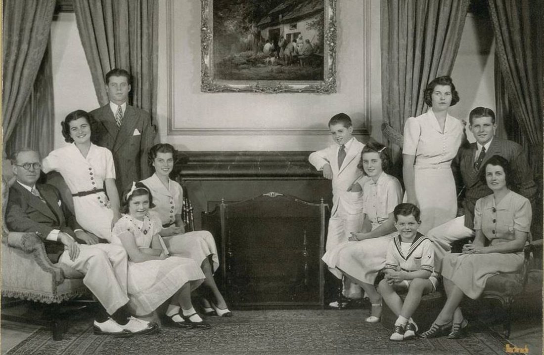 La familia Kennedy en el salón de su casa de Bronxville en Nueva York, en 1938.