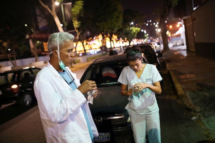 Los médicos venezolanos denuncian la crítica situación de los hospitales para hacer frente al coronavirus (REUTERS/Manaure Quintero)