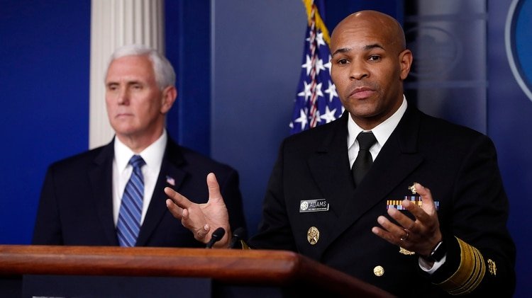 El Cirujano General de los EEUU, Jerome Adams, junto al vicepresidente Mike Pence en la Casa Blanca el 3 de abril de 2020 (AP Photo/Alex Brandon)