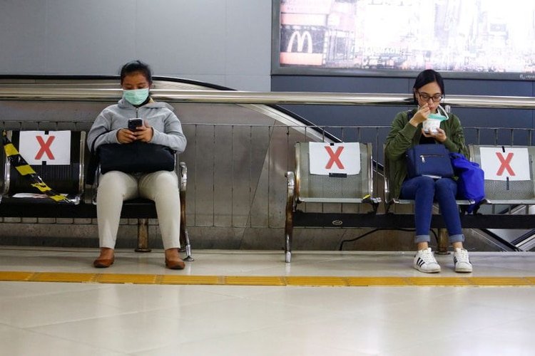 Pasajeros sentados a una silla de distancia social en una estación para prevenir la propagación de la enfermedad coronavirus (COVID-19) en Yakarta, Indonesia (REUTERS)