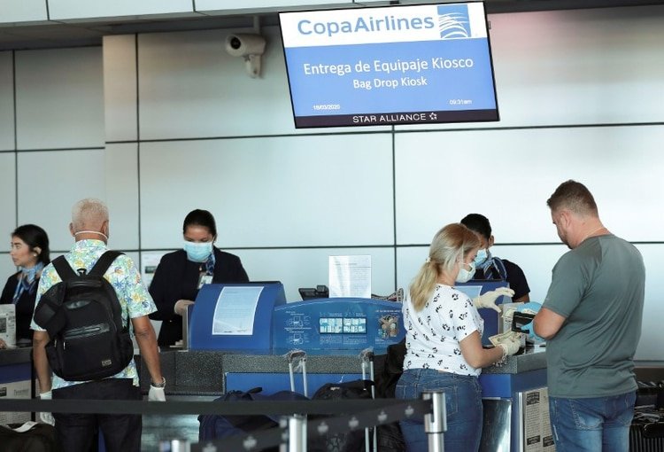 Muchos países han instituido prohibiciones de viajes y muchos otros ofrecieron alertas sanitarias. (REUTERS/Erick Marciscano)