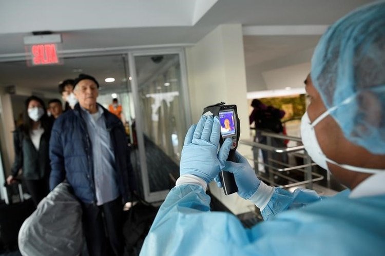 Muchos aeropuertos controlan la temperatura de los viajeros que llegan, salen o están en tránsito. (REUTERS/Santiago Arcos)