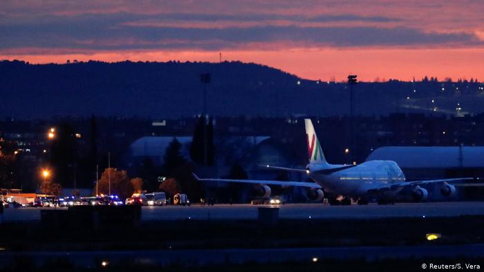 China, Wuhan: Ein Flugzeug mit spanischen Staatsbürgern (Reuters/S. Vera)