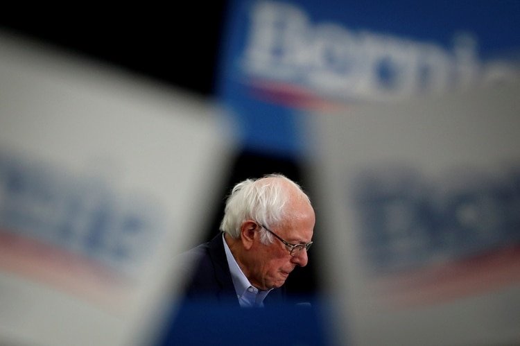 Bernie Sanders se bajó de la carrera presidencial (REUTERS/Mike Segar)