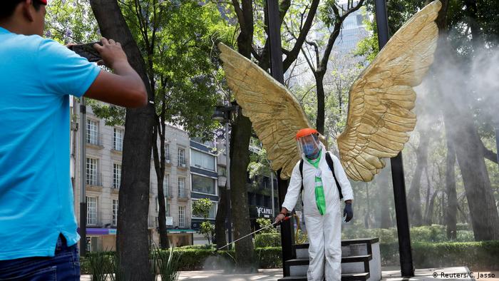 Un empleado de la ciudad posa para una fotografía mientras desinfecta un área de la avenida Paseo de la Reforma, en Ciudad de México (06.04.2020)