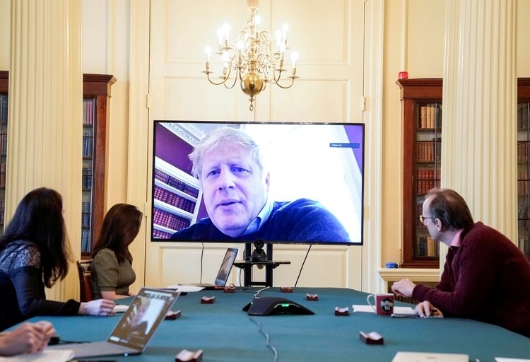 Boris Johnson mantuvo reuniones a través de internet mientras estaba en cuarentena, antes de ser ingresado al hospital (Andrew Parsons/10 Downing Street/Handout via REUTERS)