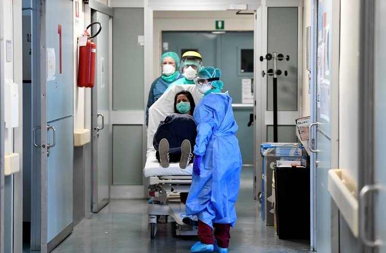 A patient suffering from the coronavirus disease (COVID-19) is treated at the Cernusco sul Naviglio hospital in Milan, Italy, April 7, 2020. REUTERS/Flavio Lo Scalzo