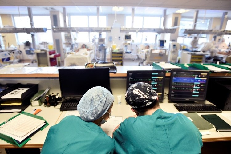 Italia, el país más afectado por el coronavirus, está registrando cifras que confirman que se está conteniendo la propagación del virus (REUTERS/Flavio Lo Scalzo)