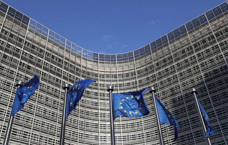IMAGEN DE ARCHIVO: Banderas de la Unión Europea ondeando afuera de la sede de la Comisión Europea en Bruselas, Bélgica, Junio 30, 2019. REUTERS/Yves Herman
