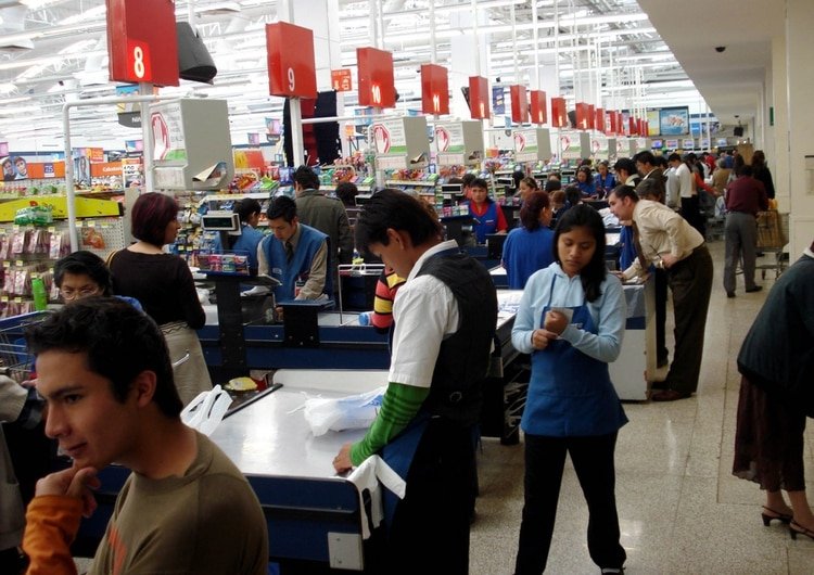 MÉXICO, D.F., 10ENERO2008.- Venta de bebidas alcohólicas dentro de un Supermercado. FOTO: ISAAC ESQUIVEL/CUARTOSCURO.COM