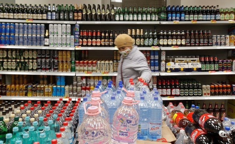 A customer walks past shelves with bottles and cans of beer in a supermarket amid the coronavirus disease (COVID-19) pandemic in Moscow, Russia April 8, 2020. REUTERS/Maxim Shemetov