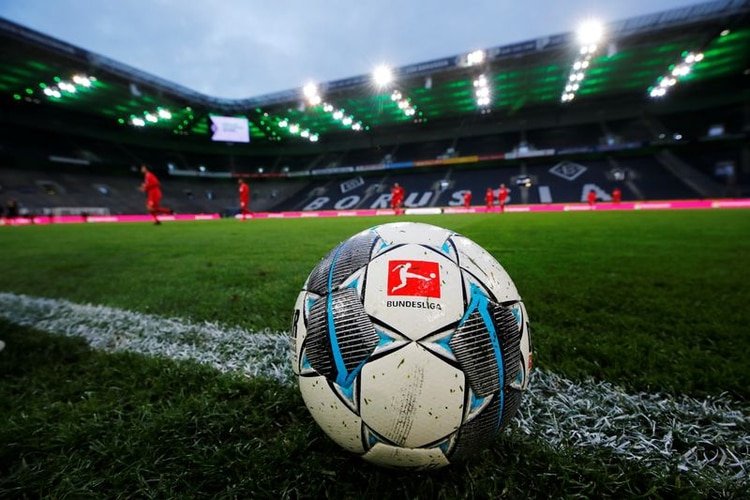 Foto de archivo ilustrativa del balón oficial de la Bundesliga el 11 de marzo de 2020 (REUTERS/Wolfgang Rattay)