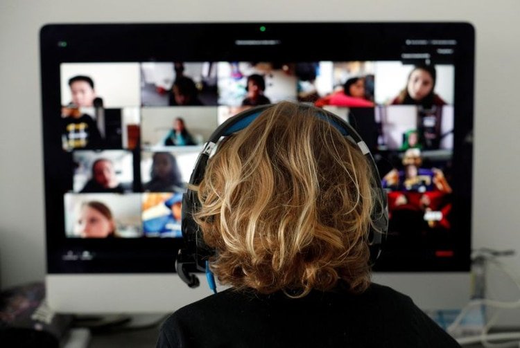 Foto de archivo. Un estudiante, en clases en línea con sus compañeros usando la aplicación Zoom en casa. 2 de abril de 2020. REUTERS/Albert Gea