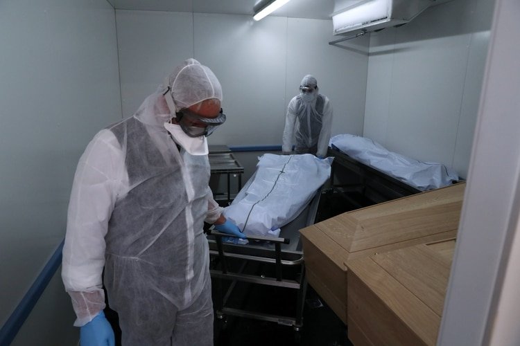 Asegurar la gestión adecuada de los cadáveres es vital para no producir más contagios.