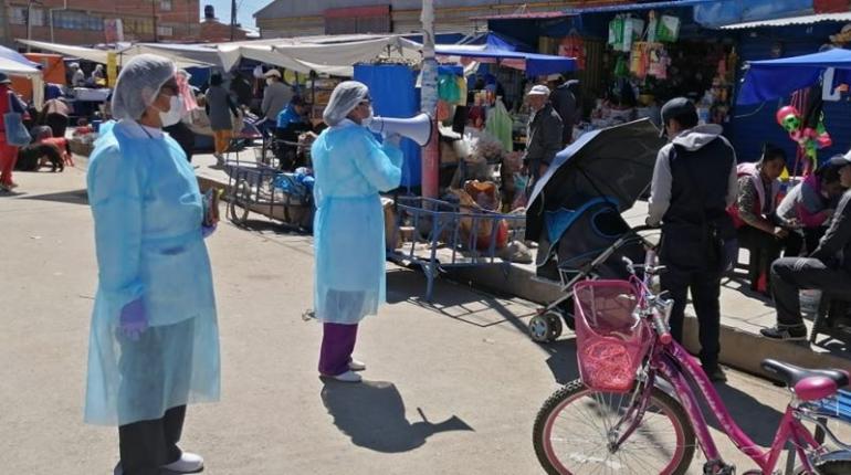 Personal de salud informa sobre las medidas de limpieza en un mercado de Oruro |. Foto: Sedes Oruro