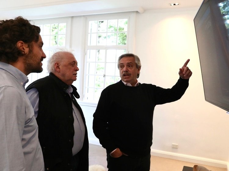 Alberto Fernández con Santiago Cafiero, jefe de Gabinete, y Ginés González García, ministro de Salud. (Presidencia)