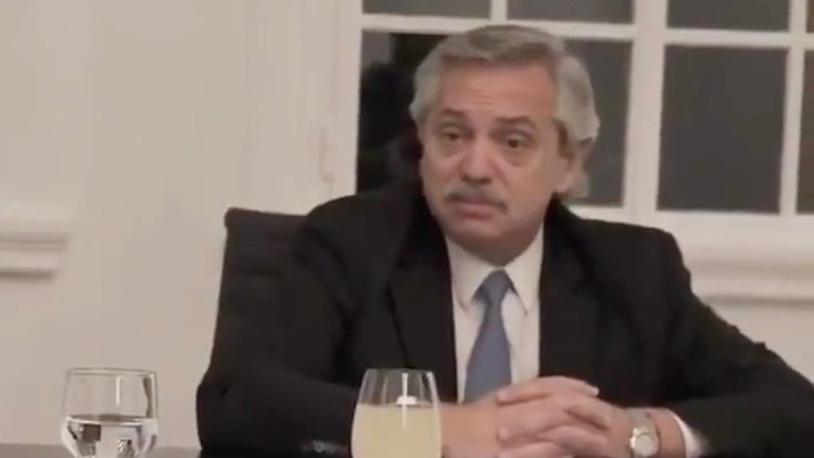 Alberto Fernández durante la reunión que mantuvo con sus ministros y secretarios en la quinta de Olivos para analizar la extensión de la cuarentena obligatoria