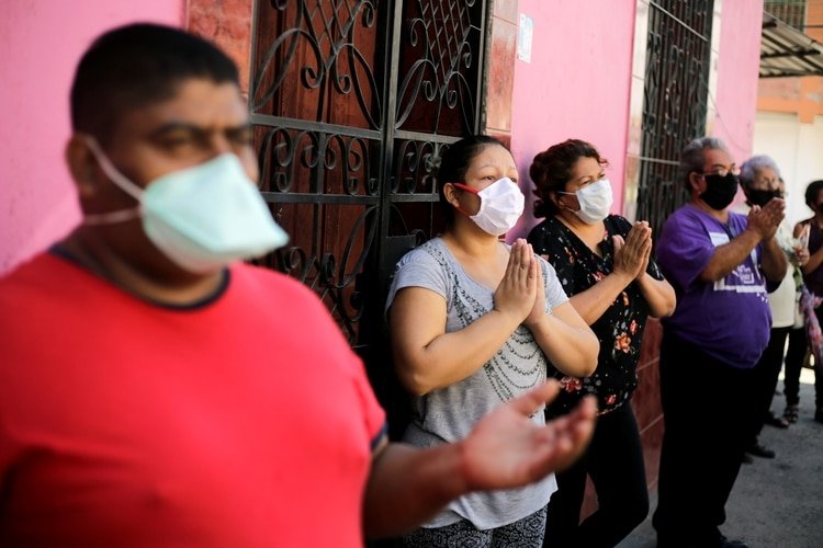 Hondureños llevaan mascarillas en Tegucigalpa (Reuters)