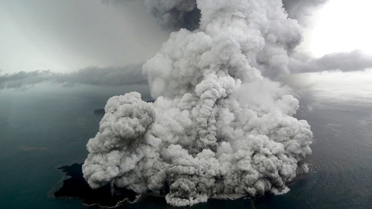 Altas nubes de humo por la erupción del volcán Anak Krakatoa