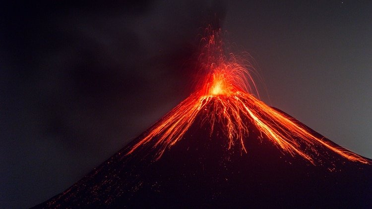 Volcan Anak Krakatoa, en erupción, Indonesia