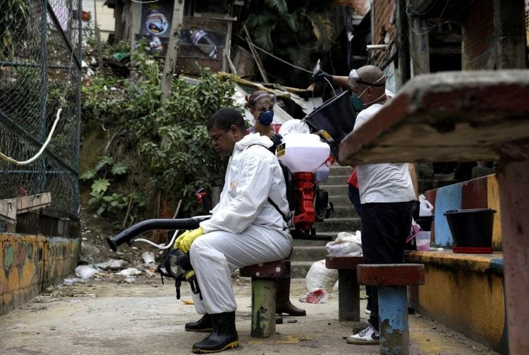 Un trabajador toma un descanso de sus labores de desinfección en la favela Santa Marte de Río de Janeiro. April 10, 2020. (REUTERS)