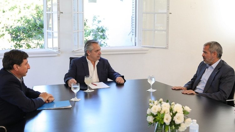 Alberto Fernández, Daniel Arroyo (ministro de Desarrollo Social) y el empresario Luis Pérez Companc, ayer en la quinta de Olivos