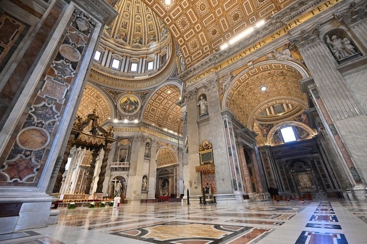 La Basílica de San Pedro, casi vacía por la cuarentena (AFP)