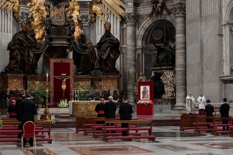 La misa en la Basílica de San Pedro se realizó sin público por la pandemia