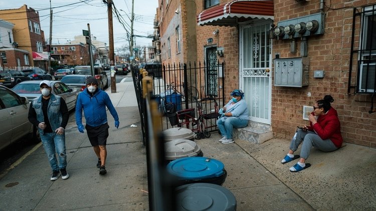 Las primas Idenia Ferrera, a la izquierda, y Kimberly Ferrera, a la derecha, se sientan fuera de su casa en Corona, Queens, y siguen las instrucciones de no salir durante la pandemia. (Ryan Christopher Jones / The New York Times)