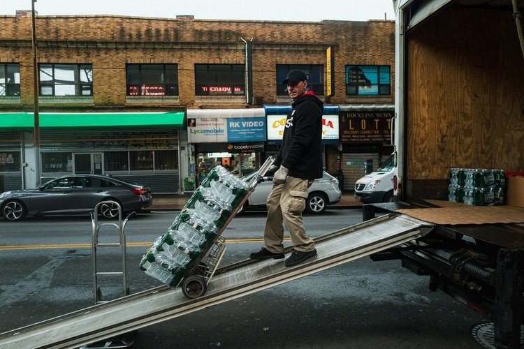 Algunos trabajadores han sido considerados esenciales, incluidos los repartidores. (Ryan Christopher Jones / The New York Times)